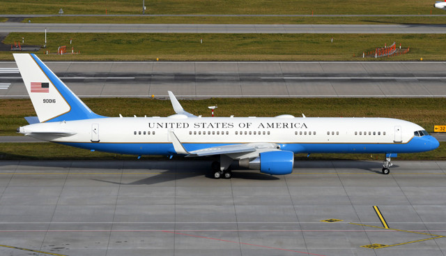 "Ultimate Luxury and Functionality: Unveiling the Impressive Features of USAF's Boeing C-32 Aircraft"